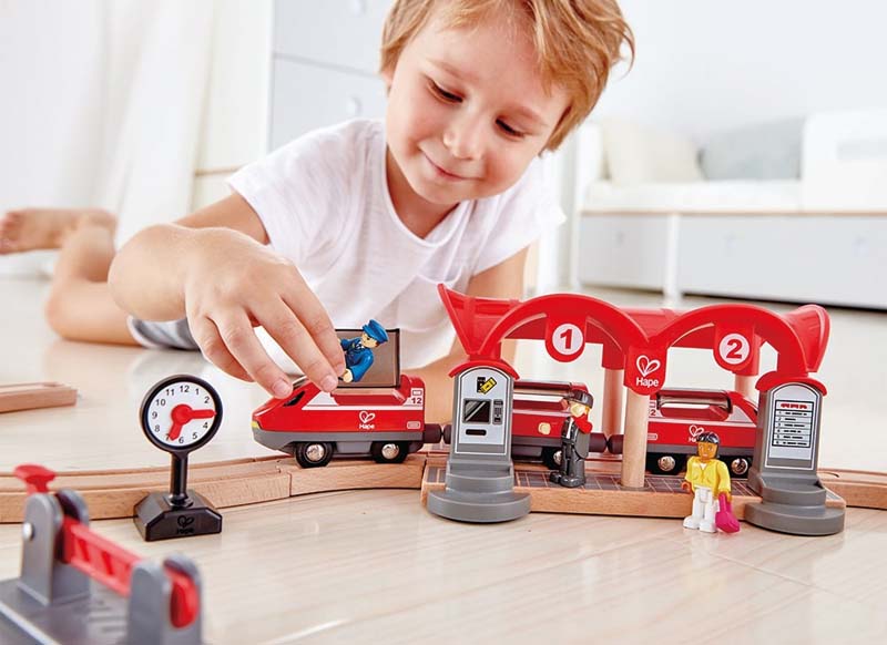 Speelgoed - trein - Hape Busy City Rail - spoorweg - station - trein - magnetisch - per set