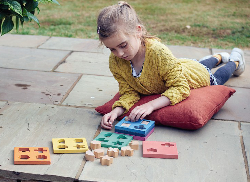 Eerste speelgoed - puzzel - hout - commotion distribution - regenboog vormenpuzzel - 19-delig