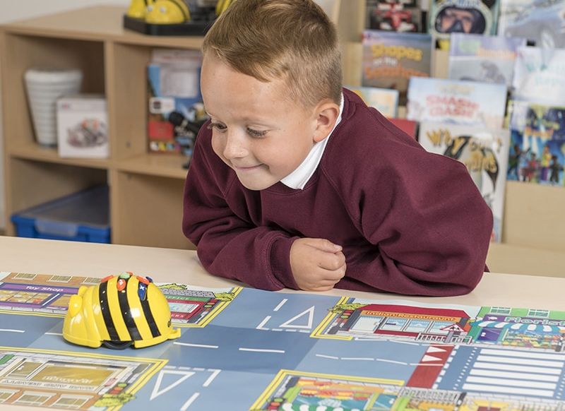 Robot - Bee-bot - geel - leren programmeren - startersset met speelmat, kaarten en hoesjes - per set