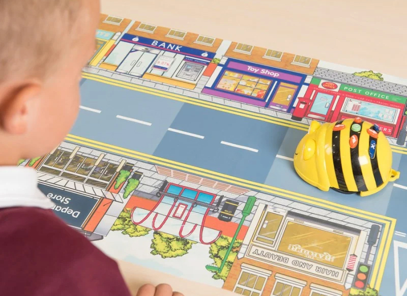 Robot - Bee-bot - geel - leren programmeren - startersset met speelmat, kaarten en hoesjes - per set