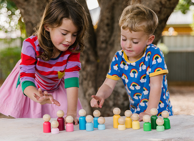 Open-ended - Freckled Frog Rainbow Families - regenboog - sorteren - familie - hout - set van 16
