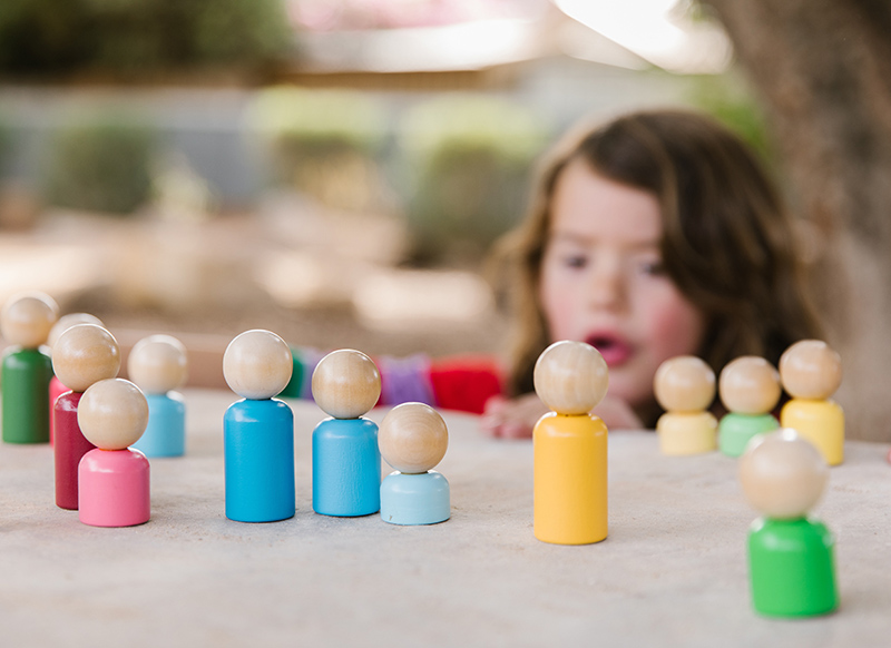 Open-ended - Freckled Frog Rainbow Families - regenboog - sorteren - familie - hout - set van 16