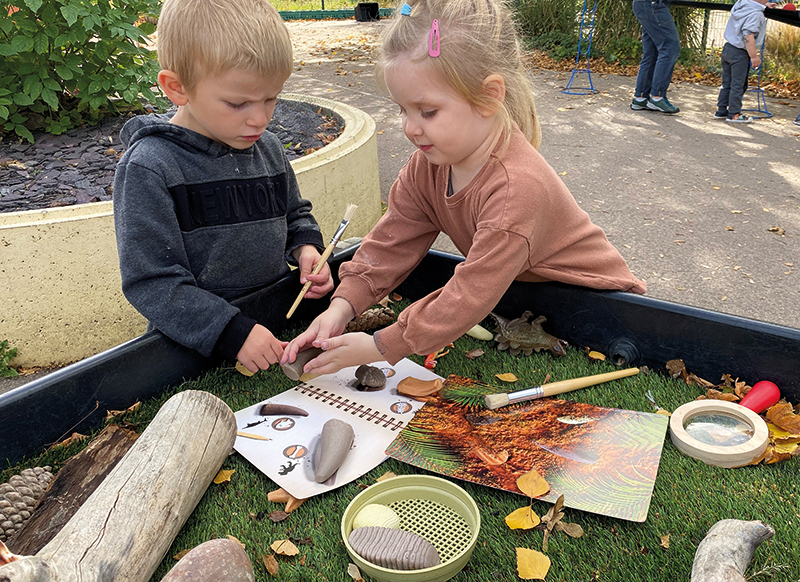 Ontdekkingsmateriaal - Yellow Door Let’s Investigate Prehistoric Teeth Activity Cards - prehistorische tanden - opdrachtkaarten - set van 16