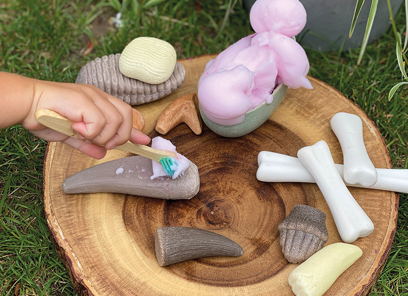 Ontdekkingsmateriaal - Yellow Door Let’s Investigate Prehistoric Teeth - prehistorische tanden - steenmix - 10,5 cm - set van 8
