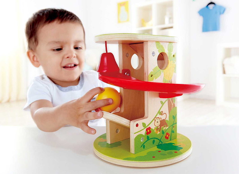 Eerste speelgoed - eerste knikkerbaan - Hape - jungle press and slide