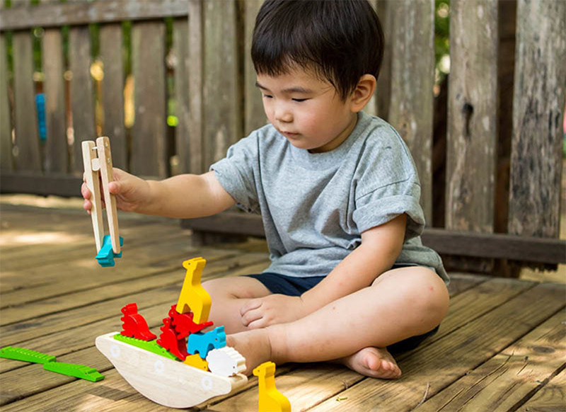 Spel - balanceerspel - PlanToys - balanceerboot - hout - per spel