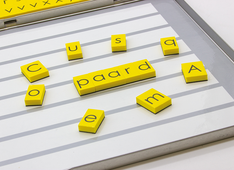 Spel - letterspel - Magnetic Box - letterdoos - alfabet - magnetisch - set van 213 assorti