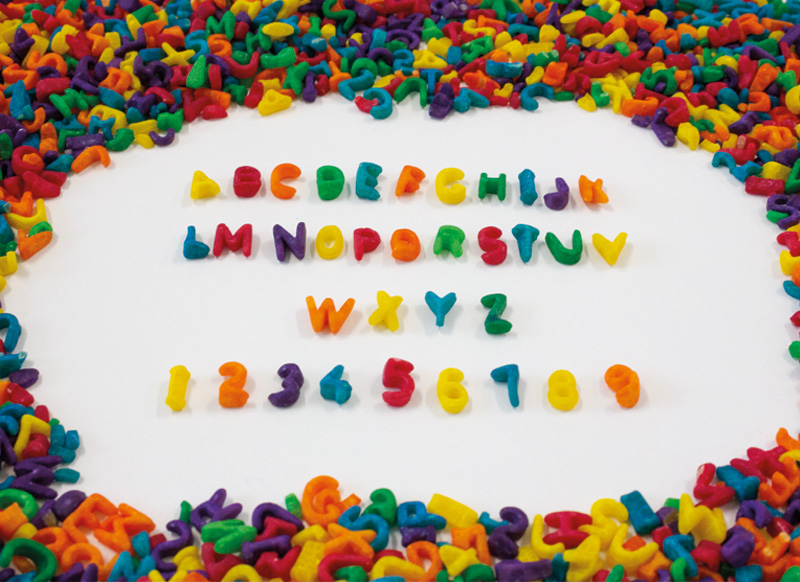 Sensorisch materiaal - gekleurde pasta - letters - alfabet - zak van 225 g