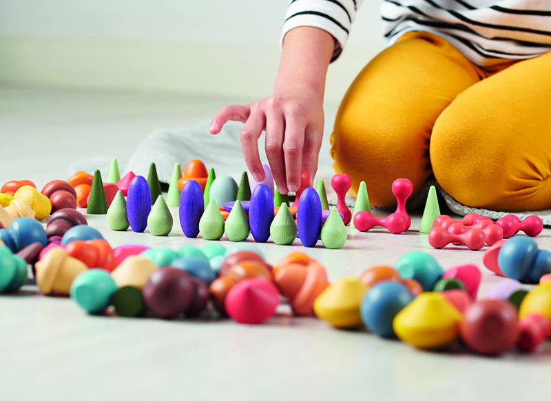 Speelfiguren - tickit Wooden Treasures Starter Set - hout - gekleurd - met opbergzak - loose parts - set van 168 assorti