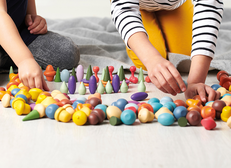 Speelfiguren - tickit Wooden Treasures Starter Set - hout - gekleurd - met opbergzak - loose parts - set van 168 assorti