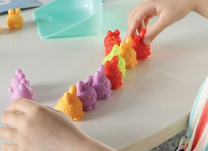 Spel - sorteerspel - telspel - Learning Resources Count & Clean Dust Bunnies - tel- en poetskonijnen - per spel